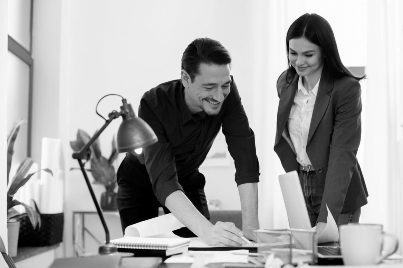 Estudiantes colaborando en proyectos de financiación startup