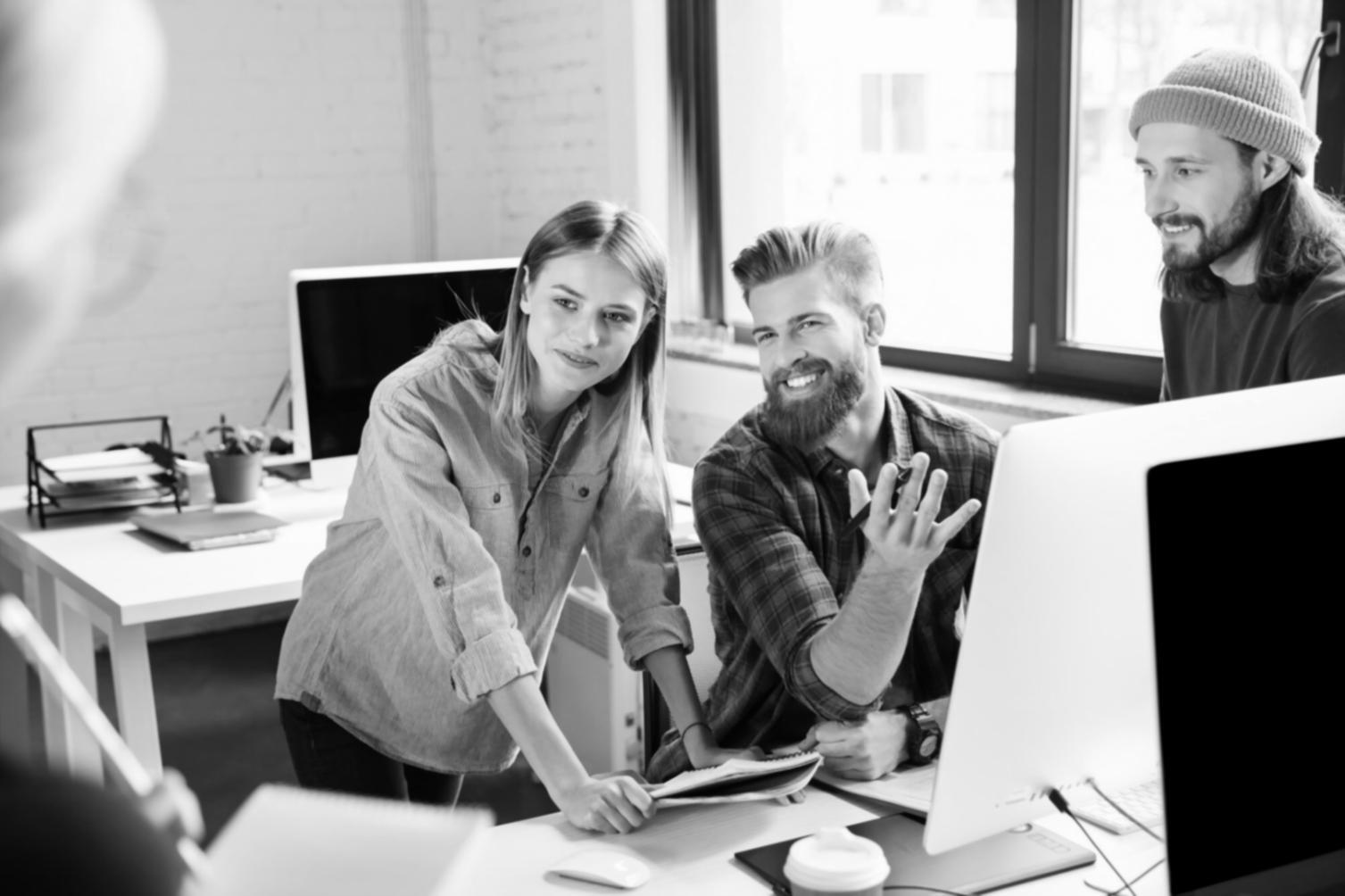 Sesión de trabajo en equipo sobre modelos de negocio